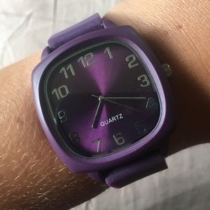 • Women’s Purple Quartz Watch •
